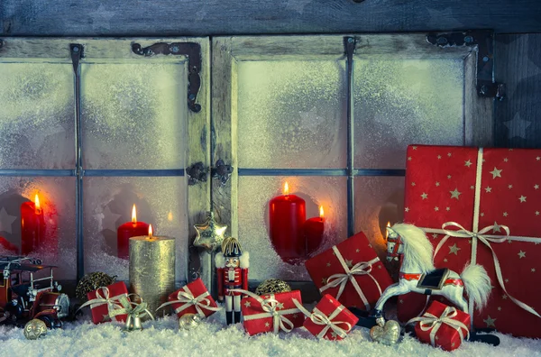 Klassische Weihnachtsdekoration in roten und goldenen Colos mit schaukelndem — Stockfoto