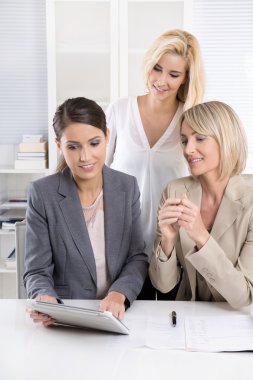 Takım: kadın konuşurken Office ekibinin başarılı iş