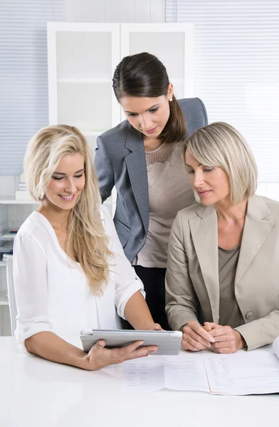 Team: Successful business team of woman in the office talking to — Stock Photo, Image