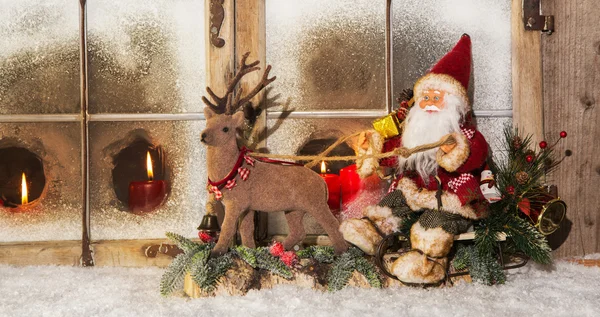 Klassische Weihnachtsdekoration: Weihnachtsmann reitet auf Rentieren — Stockfoto