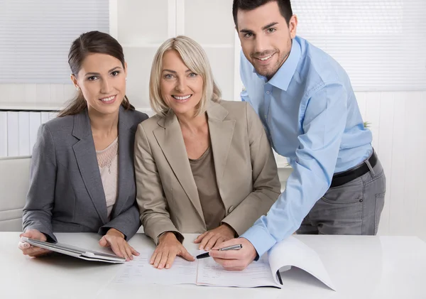 Business-Team: Mann und Frau sprechen bei einem Treffen über fa — Stockfoto