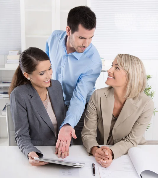 Equipo de negocios: Grupo de hombres y mujeres en una reunión hablando de fa —  Fotos de Stock