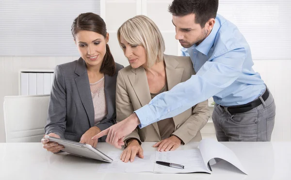 Business-Team: Mann und Frau sprechen bei einem Treffen über fa — Stockfoto