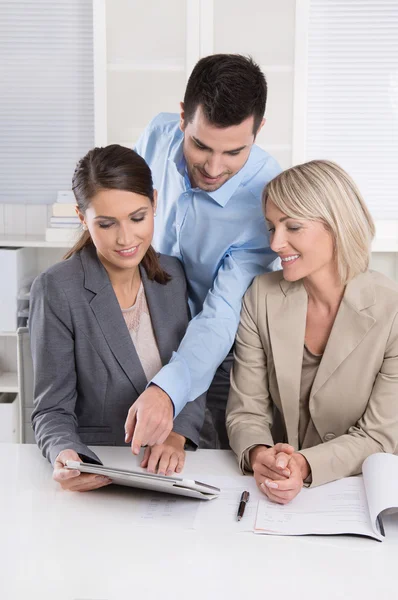 Business-Team: Mann und Frau sprechen bei einem Treffen über fa — Stockfoto