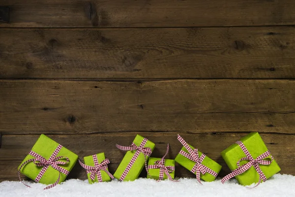 Maçã verde natal apresenta no fundo de madeira para um presente c — Fotografia de Stock