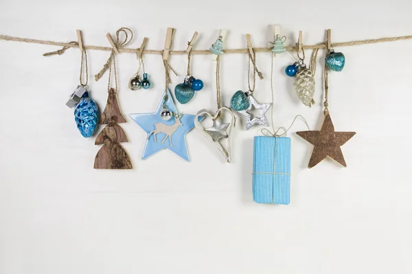 Cartão de felicitações de Natal em cores azul, marrom e branco . — Fotografia de Stock