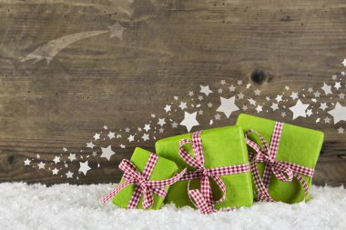 Bir hediye certifi için ahşap zemin üzerine yeşil Noel hediyeleri