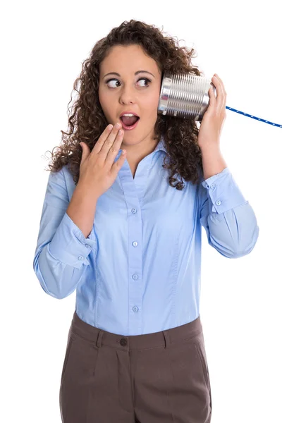 Isolado espantado engraçado mulher de negócios chamando com lata pode telefone . — Fotografia de Stock