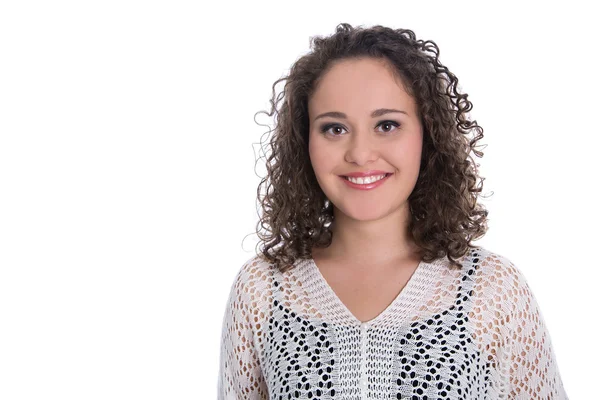 Retrato de uma jovem mulher sorridente isolada com cachos naturais . — Fotografia de Stock