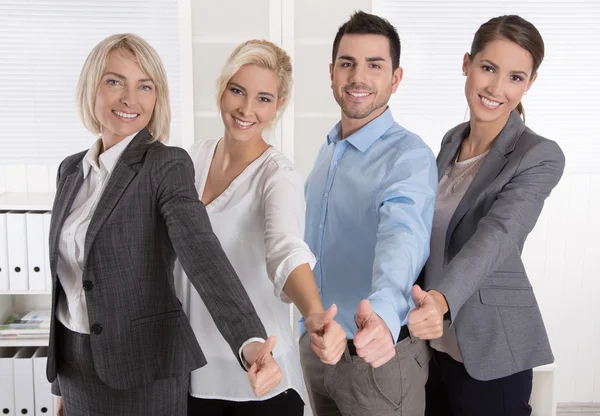 Equipo de negocios exitoso en retrato: más mujeres como hombres con thu —  Fotos de Stock