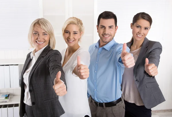 Equipo de negocios exitoso en retrato: más mujeres como hombres con thu —  Fotos de Stock