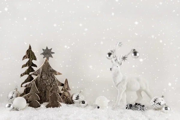 Decoração de Natal branco e marrom em fundo de madeira com r — Fotografia de Stock