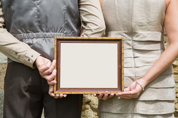 Casal casal segurando publicidade ou placa de mensagem em mãos . — Fotografia de Stock