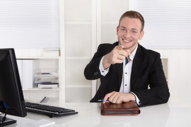 Mutlu genç işadamı onun office tavsiyelerde için cu oturmuş