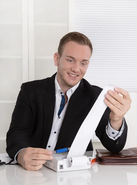 Buon imprenditore guardando rotolo di carta: concetto per aumentare — Foto Stock