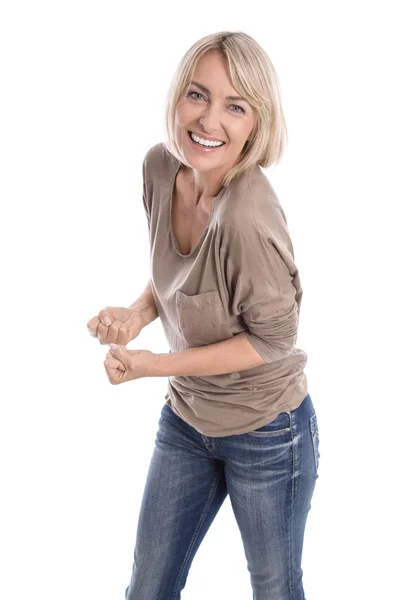 Feliz mais velha mulher loira isolada em jeans azuis e dentes brancos . — Fotografia de Stock