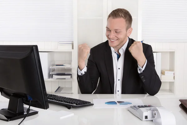 Succesvolle jonge zakenman trots op zijn succes. Stockfoto