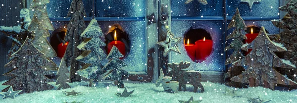 Świąteczny niebieskie i czerwone świąteczne dekoracje z świece i handm — Zdjęcie stockowe