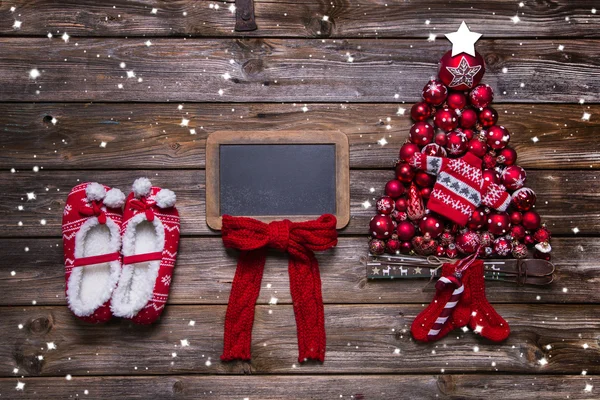 Rustikale Weihnachtskarte aus Holz mit rotem Schild und Dekoration. — Stockfoto