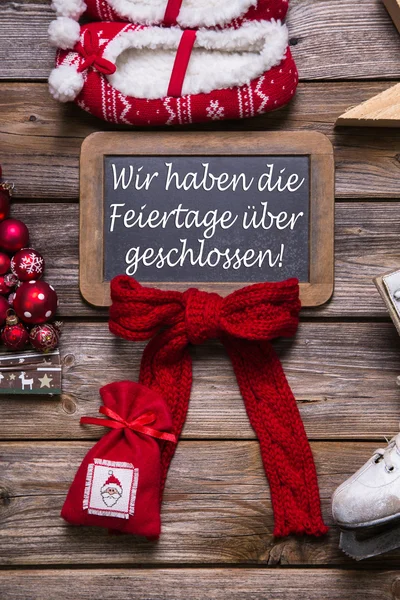 Duitse tekst op een billboard: wij hebben open op kerstvakantie. — Stockfoto