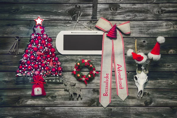 Dřevěný Vánoční pozadí s červenou dekorací a prázdné sig — Stock fotografie
