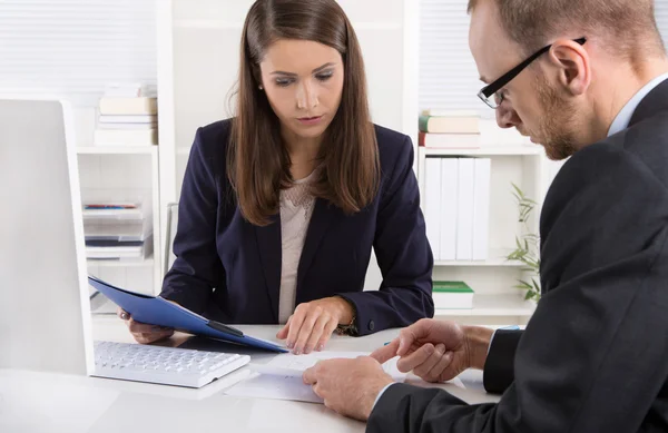 Agente financiero cliente y mujer en una discusión en el escritorio . —  Fotos de Stock