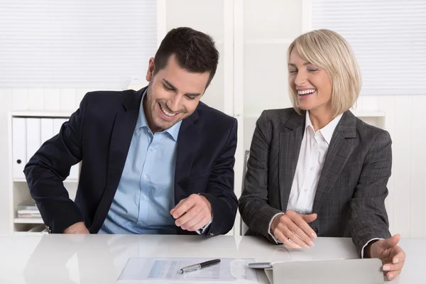 Glimlachend business team plezier in het kantoor: dagelijks hustle con — Stockfoto