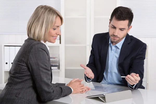 Succesvolle business team of klant en cliënt in een vergadering. — Stockfoto