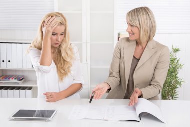 Genç kadın stajyer bir hata iş ve patron Hematokrit yapmıştı