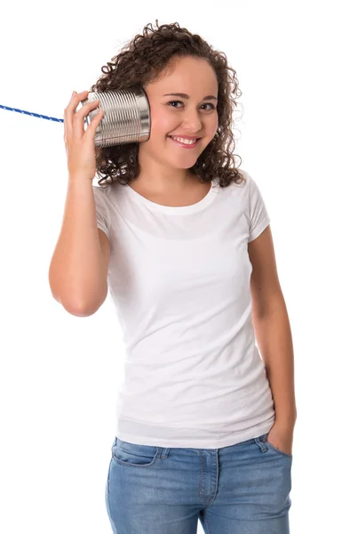 Divertido joven sonriente chica escuchando en lata puede teléfono . — Foto de Stock