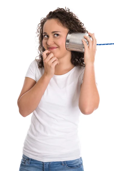 Engraçado jovem sorrindo menina ouvindo na lata telefone . — Fotografia de Stock
