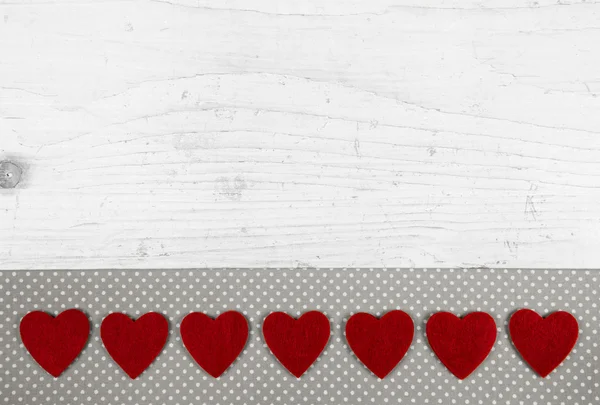 Fundo chique shabby branco festivo com corações vermelhos em madeira . — Fotografia de Stock