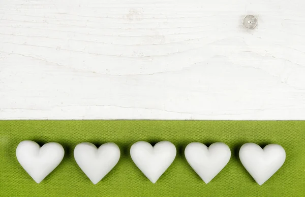 Πέντε λευκό καρδιές σε ξύλινο άσπρο φόντο shabby κομψό με ap — Φωτογραφία Αρχείου