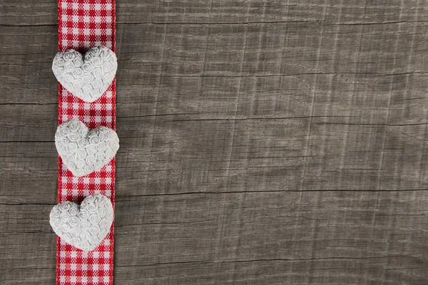 Fond en bois rustique avec cadre à carreaux blanc rouge et fil Image En Vente