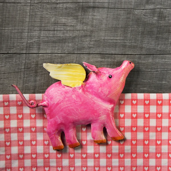 Volando feliz cerdo rosa en madera viejo comprobado fondo . — Foto de Stock