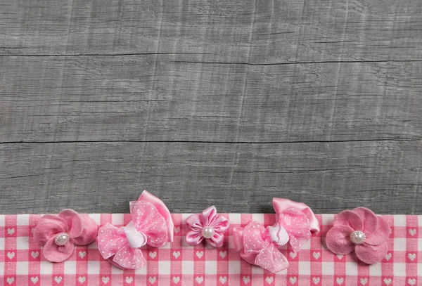 Shabby chic fondo gris madera con cinta rosa sobre che blanco — Foto de Stock