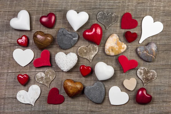 Colección de diferentes corazones rojos, blancos y marrones en ba de madera —  Fotos de Stock