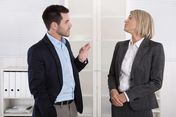 Dos personas de negocios que trabajan en un equipo hablando juntos en el de — Foto de Stock