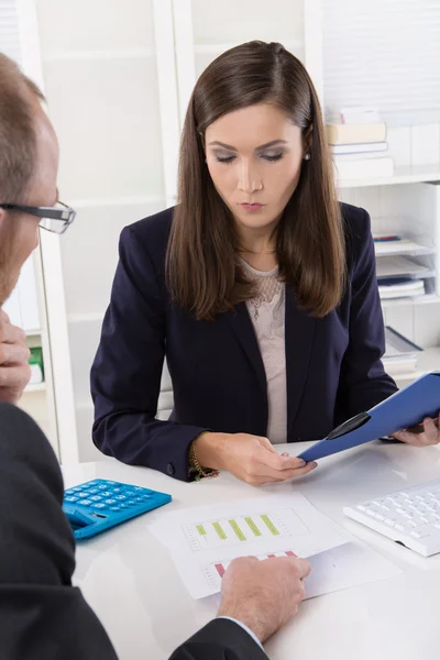 Team av framgångsrika affärsmän i ett möte. — Stockfoto