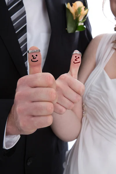 Happy bridal pair with thumbs up. Lucky couple get married. — Stock Photo, Image
