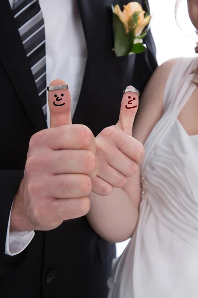 Feliz par de noivas com os polegares para cima. Sorte casal se casar . — Fotografia de Stock