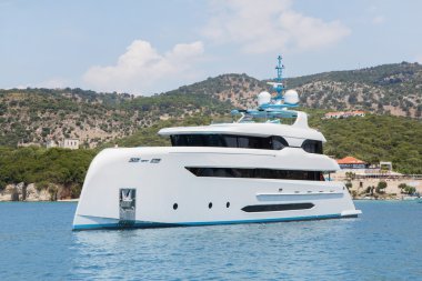 Modern beyaz mega yat mavi denizin içinde. Zengin insanlar tatil günleri