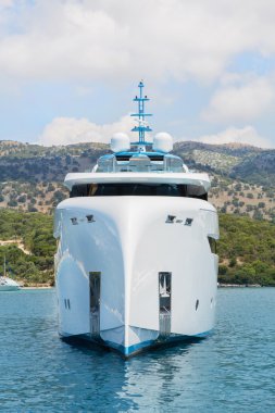 Modern beyaz mega yat mavi denizin içinde. Zengin insanlar tatil günleri