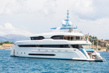 Modern beyaz mega yat mavi denizin içinde. Zengin insanlar tatil günleri