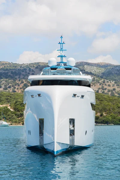 Moderno mega iate branco no mar azul. Pessoas ricas em férias — Fotografia de Stock