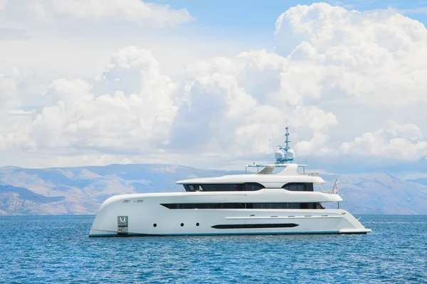 Moderno mega yate blanco en el mar azul. Gente rica de vacaciones — Foto de Stock