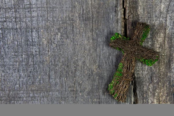 Croix ou crucifix en bois sur fond de carte de condoléances . — Photo