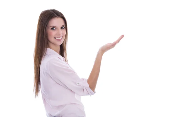 Apresentando jovem mulher de negócios em blusa rosa com palma. Isolado — Fotografia de Stock