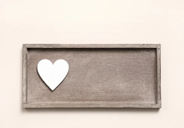 Un cuore di legno su un segno per un biglietto di auguri . — Foto Stock