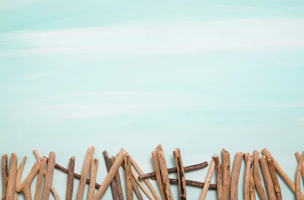 Fondo oceánico azul o turquesa con una cerca de madera a la deriva f — Foto de Stock